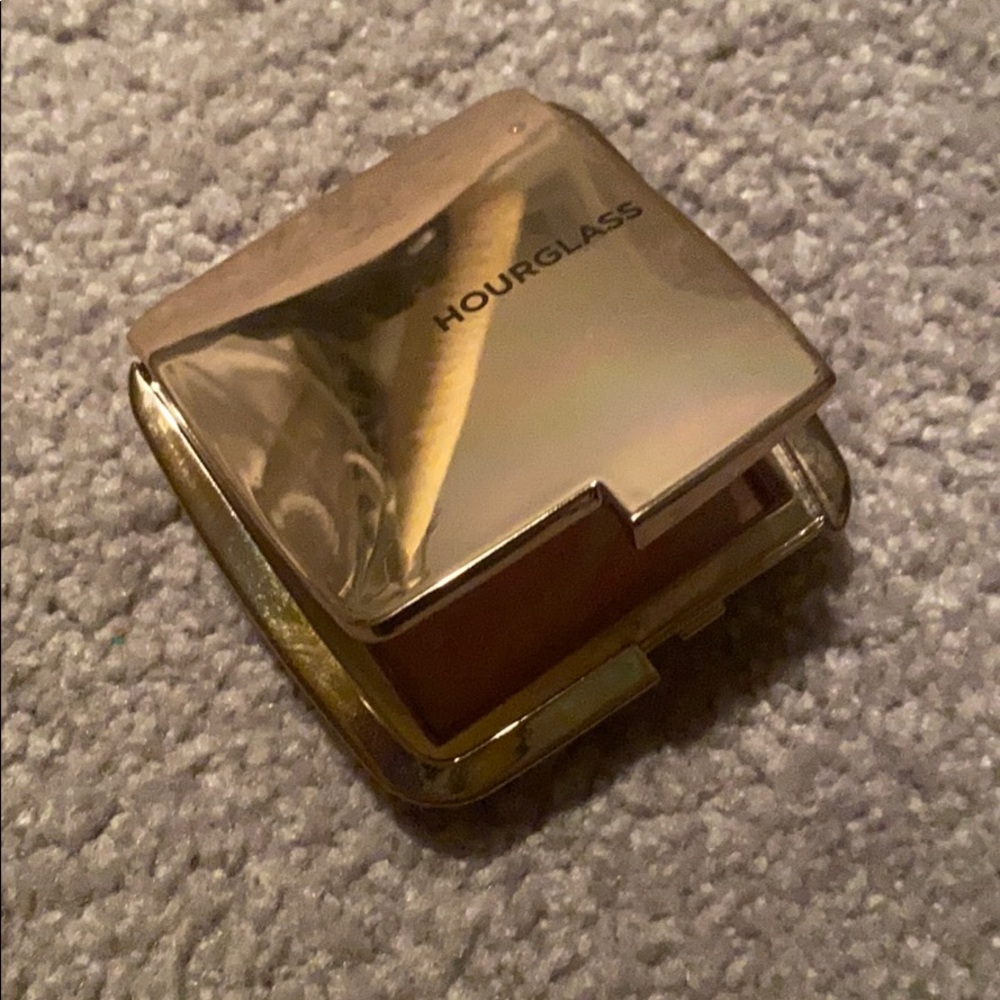Hourglass ambient lighting blush